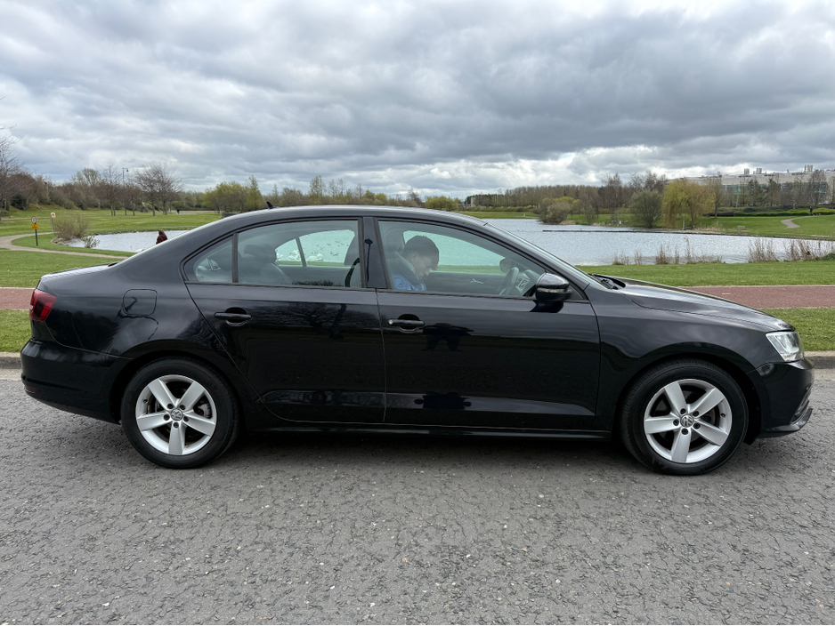 2017 Volkswagen Jetta - image 5
