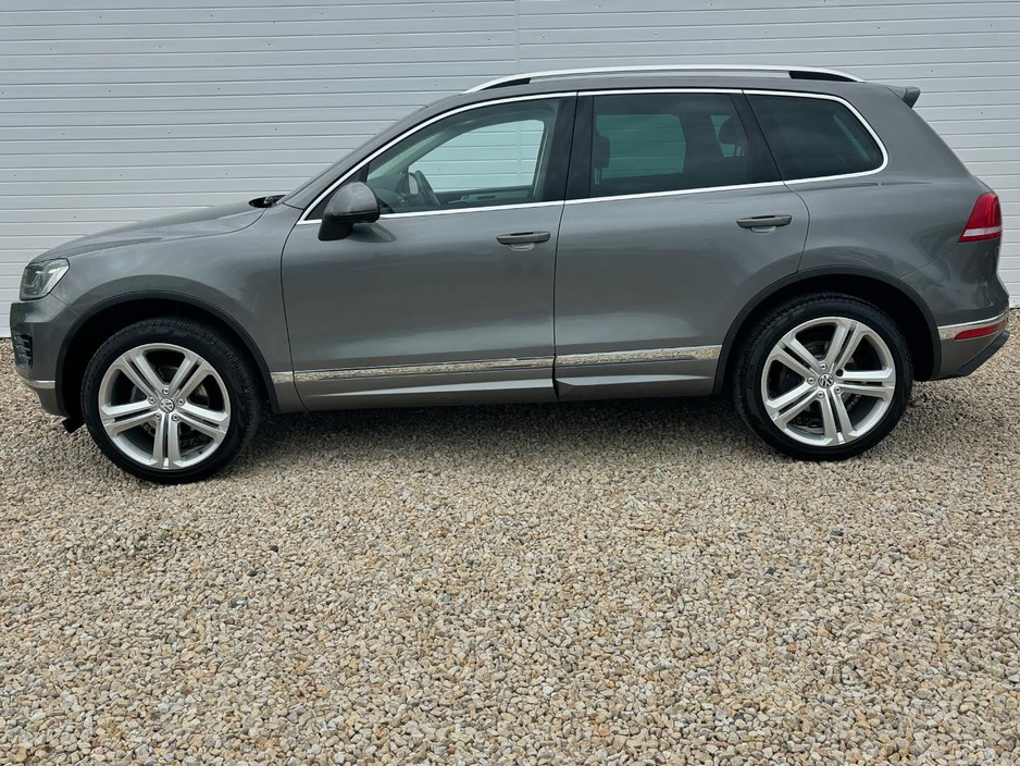 2016 Volkswagen Touareg - image 3