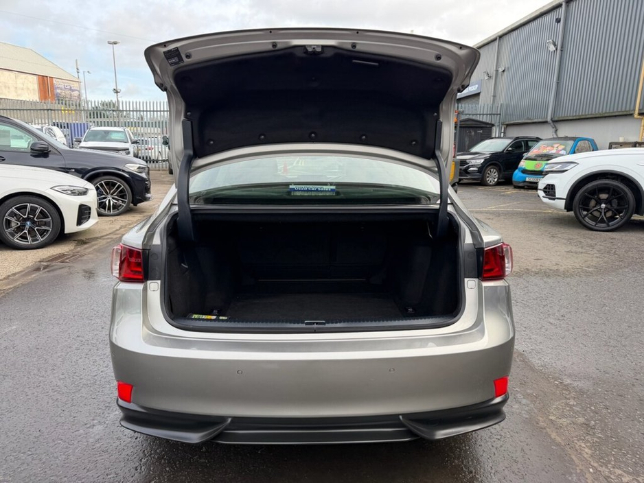 2016 Lexus IS 300 h - image 32