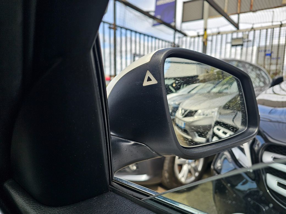 2016 BMW 3 Series - image 32