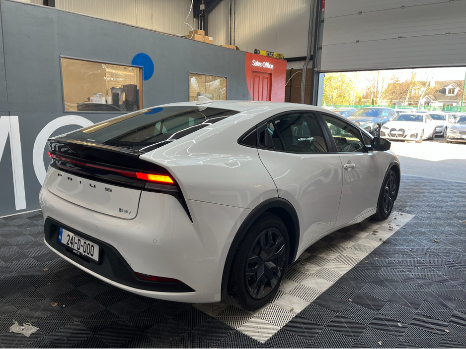 2024 Toyota Prius - image 2