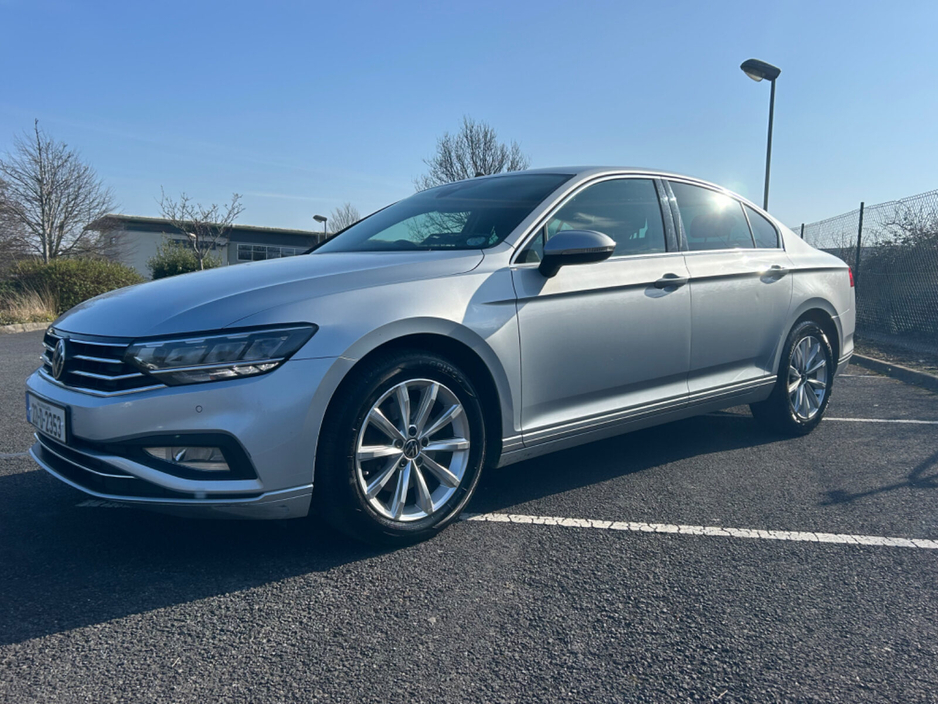 2022 Volkswagen Passat - image 2