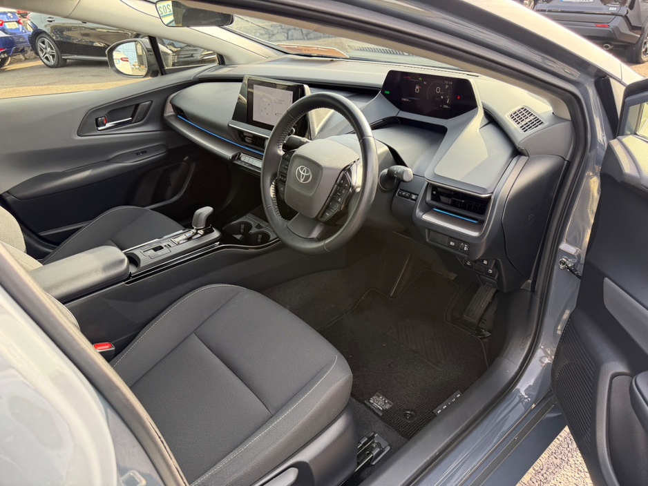 2023 Toyota Prius - image 2