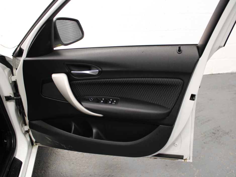 2016 BMW 1 Series - image 23