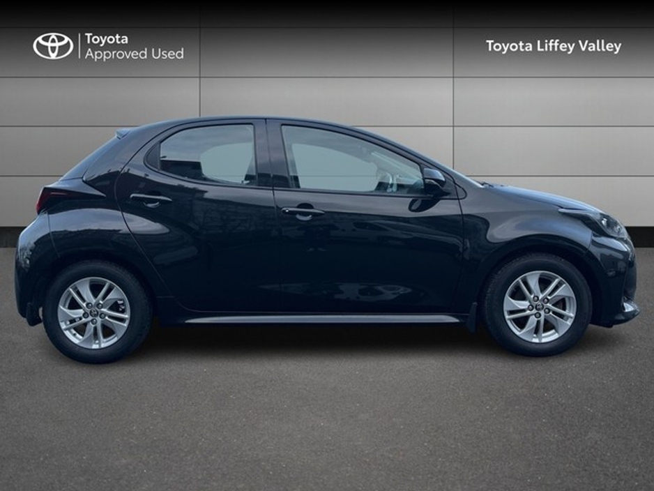 2022 Toyota Yaris - image 3