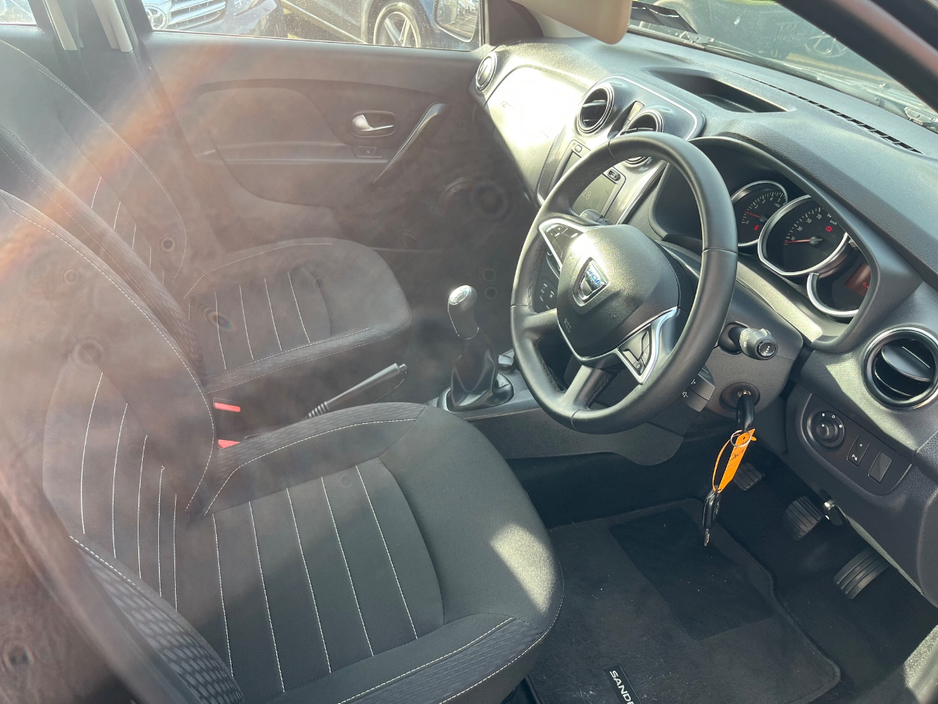 2020 Dacia Sandero - image 5