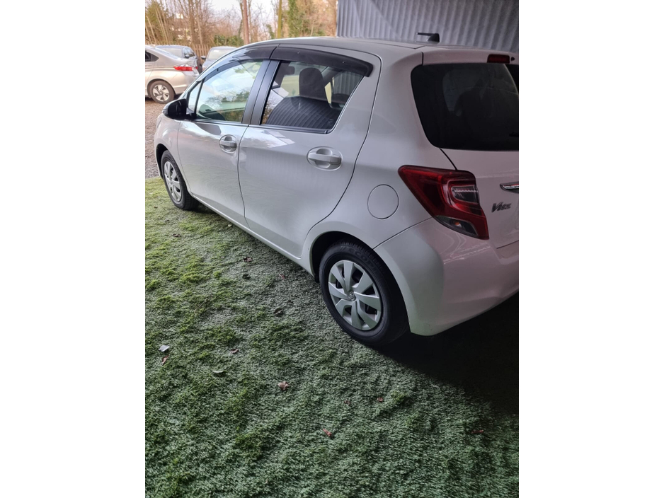 2014 Toyota Vitz - image 4