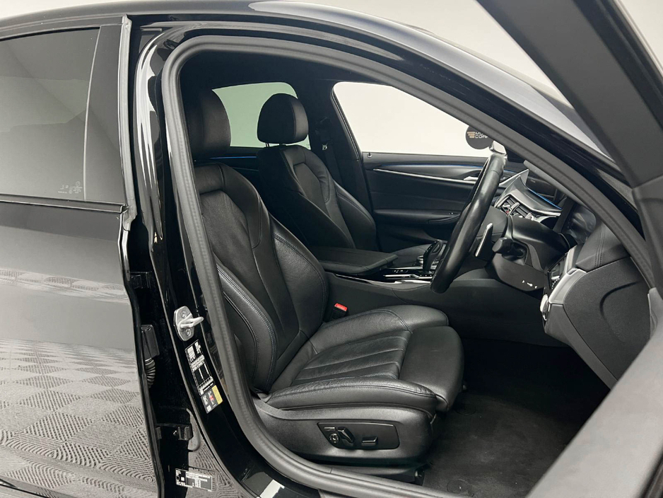 2023 BMW 5 Series - image 11