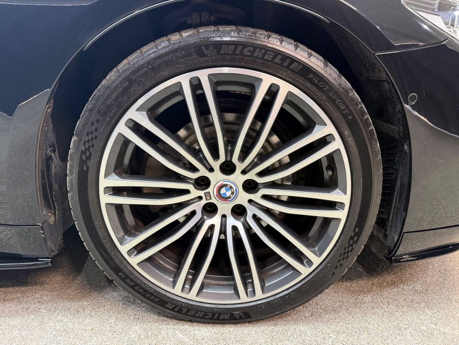 2017 BMW 5 Series - image 18