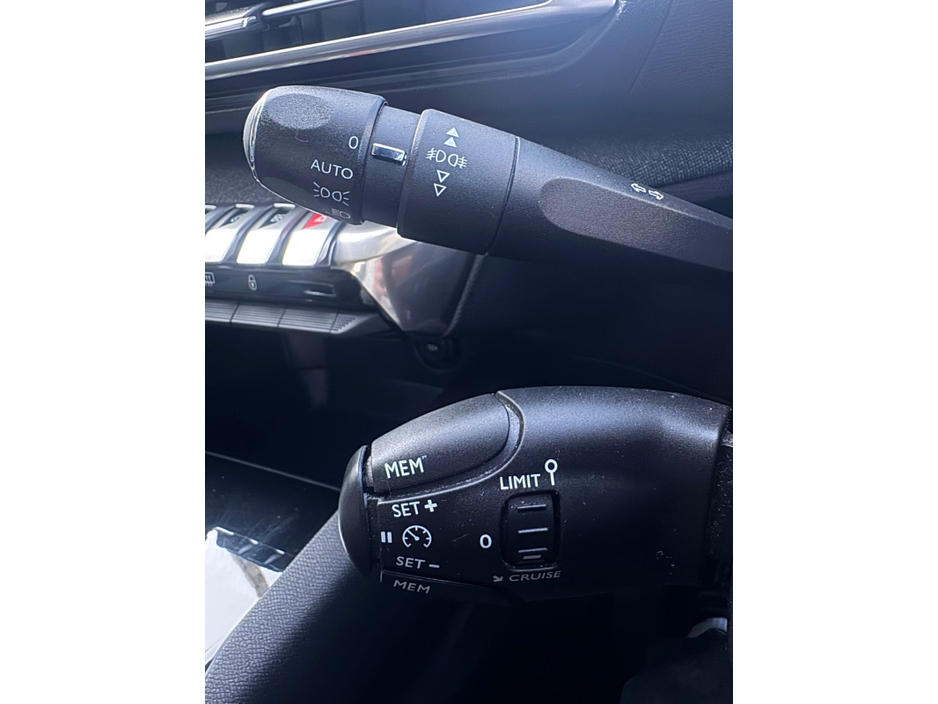 2018 Peugeot 3008 - image 24