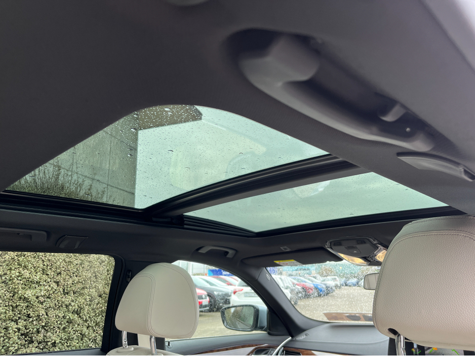 2018 BMW 5 Series - image 11