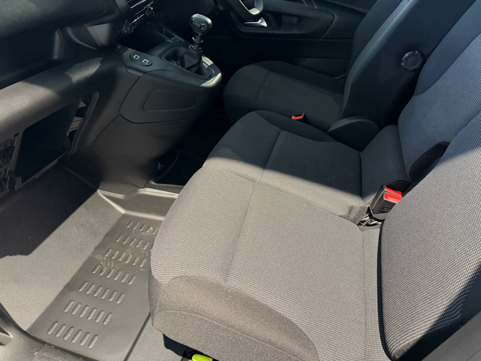 2026 Peugeot Partner - image 8