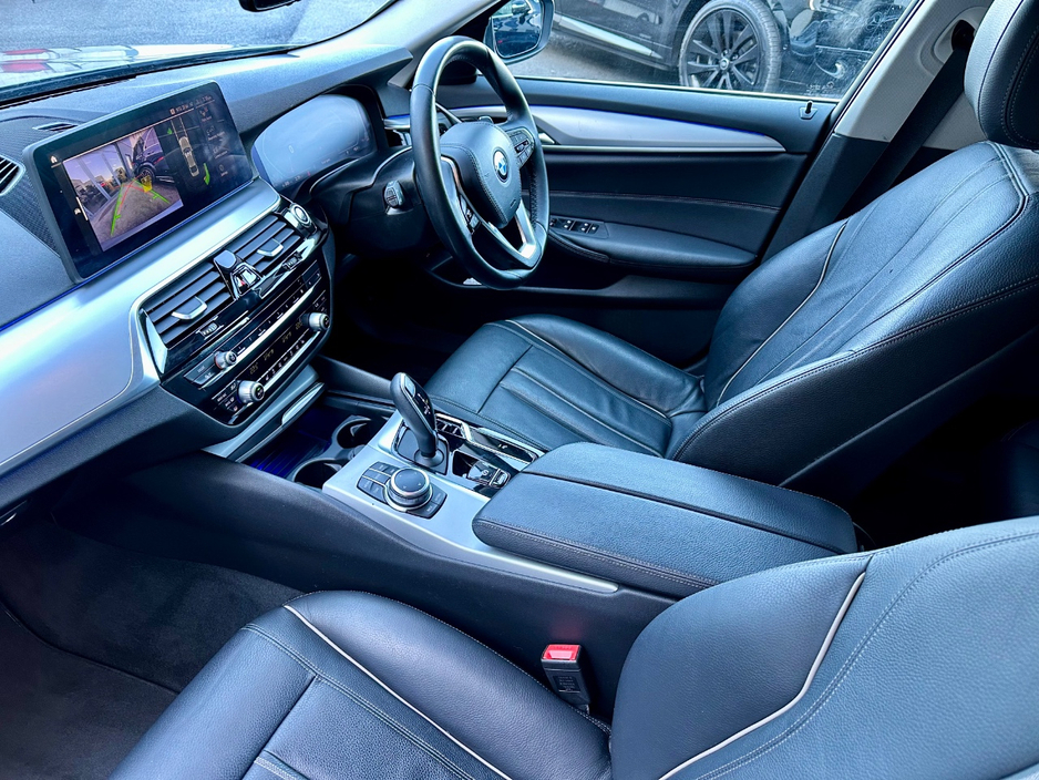 2022 BMW 5 Series - image 7