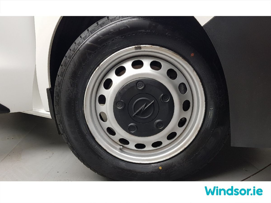 2022 Opel Vivaro - image 14