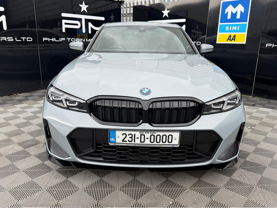 2023 BMW 3 Series - image 3