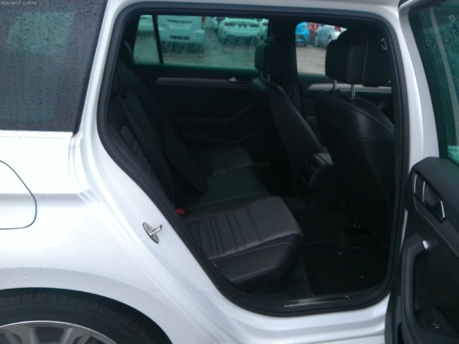 2019 Volkswagen Passat - image 12