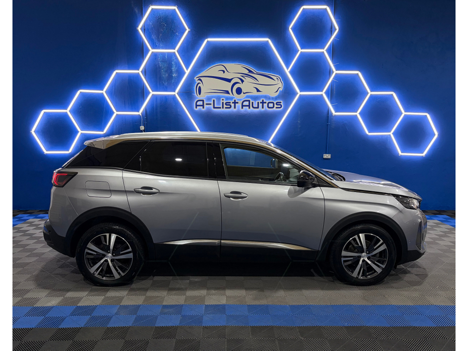 2022 Peugeot 3008 - image 2
