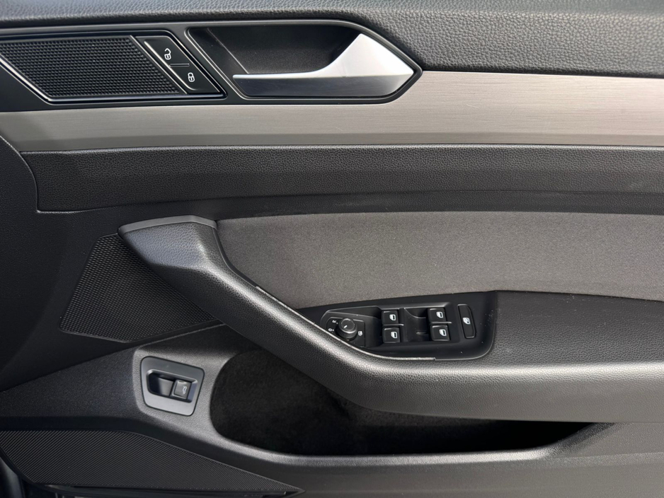 2016 Volkswagen Passat - image 26