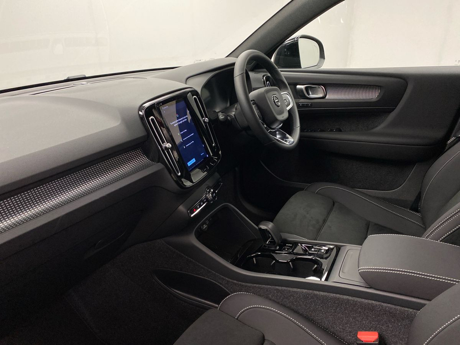 2026 Volvo XC40 - image 8