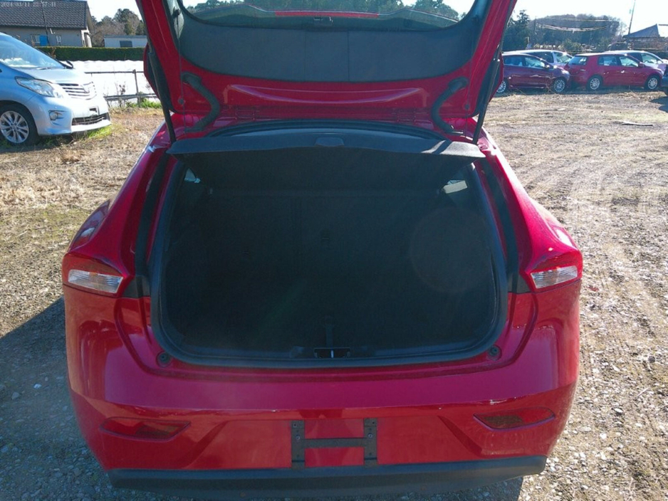 2018 Volvo V40 - image 12