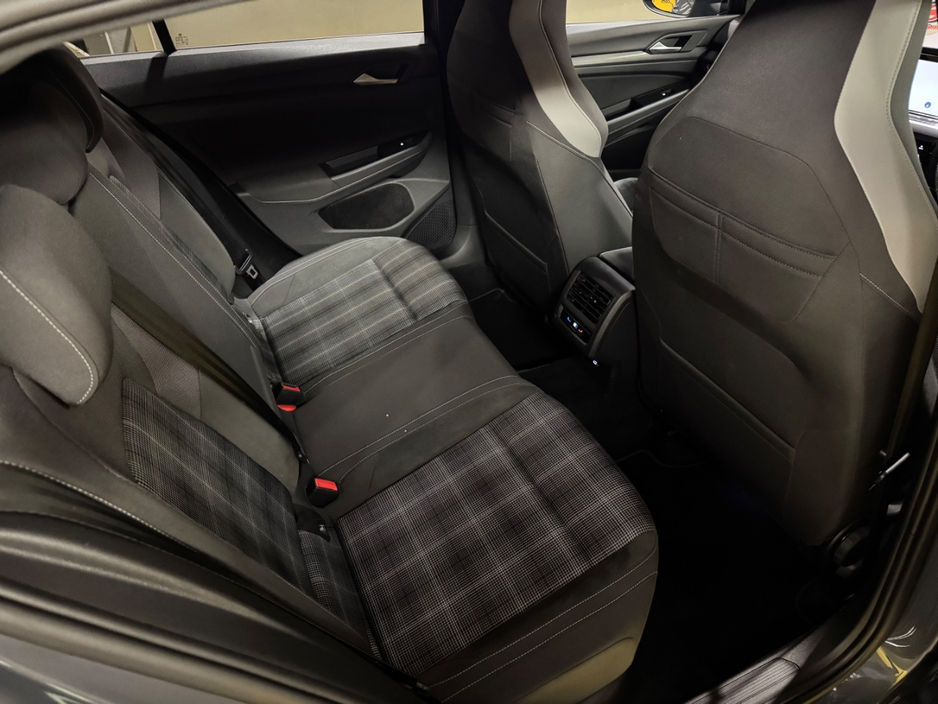 2022 Volkswagen Golf - image 13