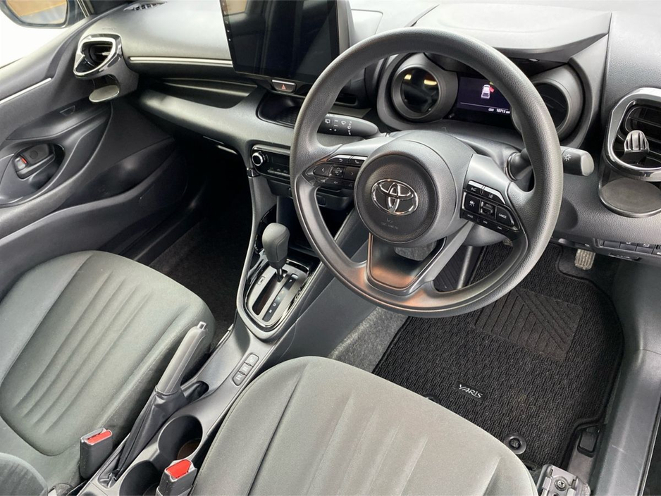 2021 Toyota Yaris - image 9