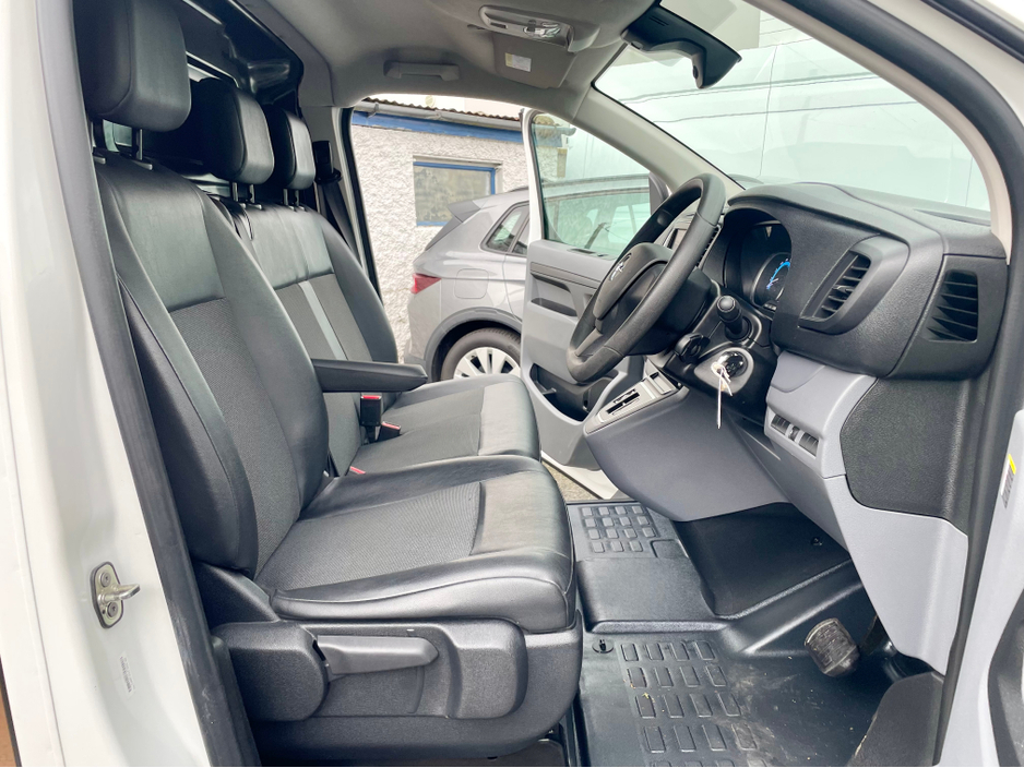 2022 Opel Vivaro - image 7