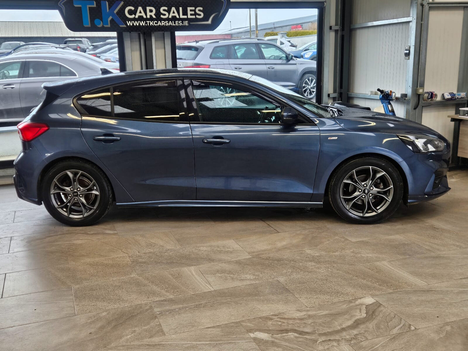 2019 Ford Focus - image 2