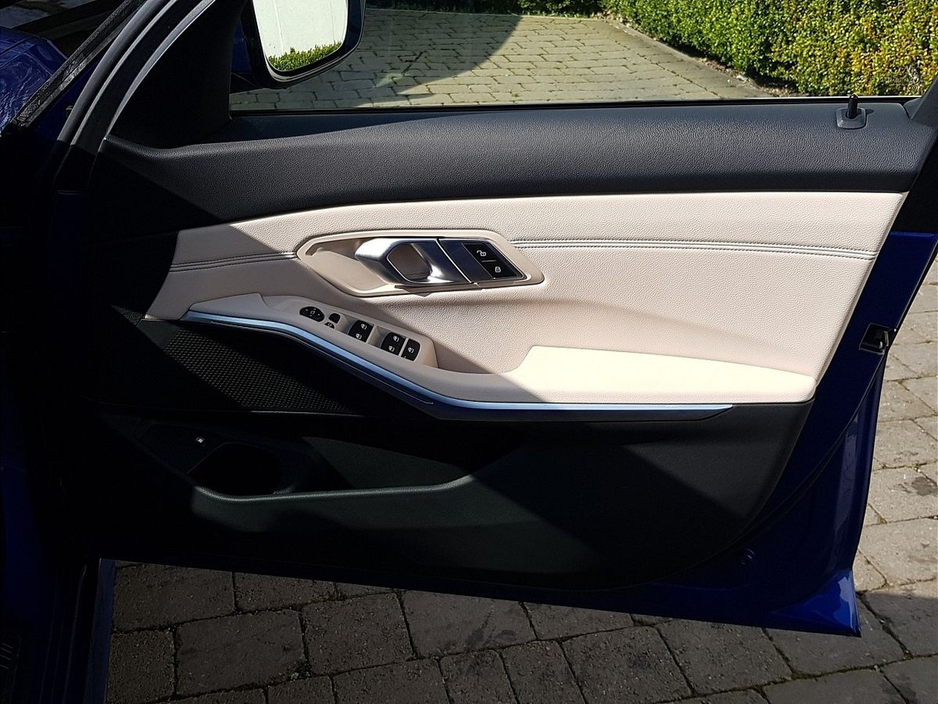 2022 BMW 3 Series - image 21