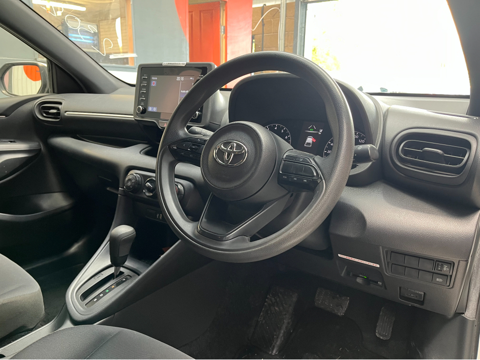 2021 Toyota Yaris - image 8