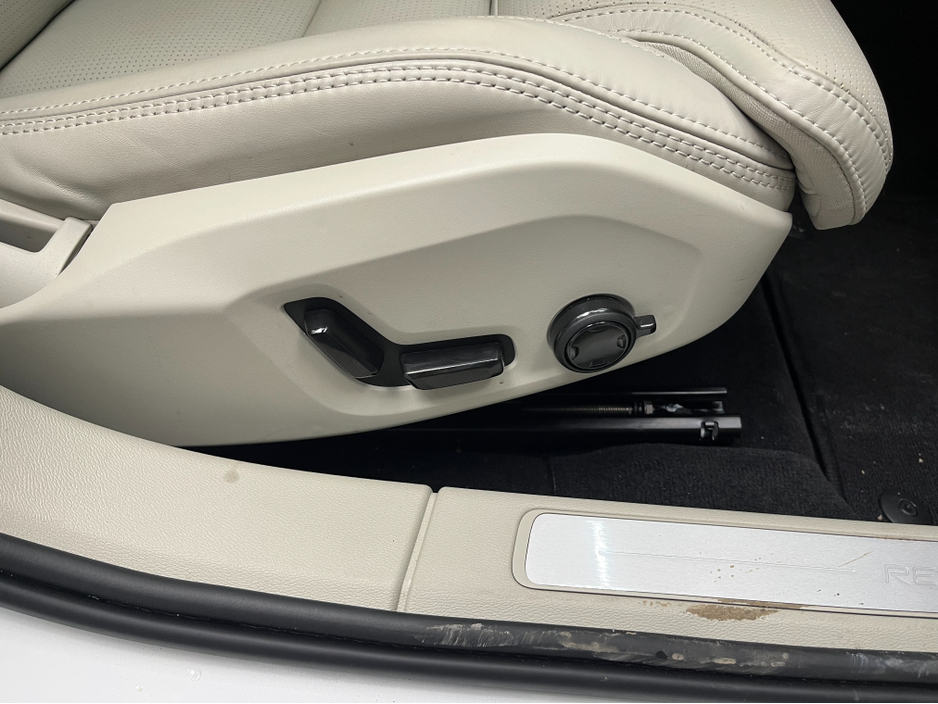 2024 Volvo V60 - image 12