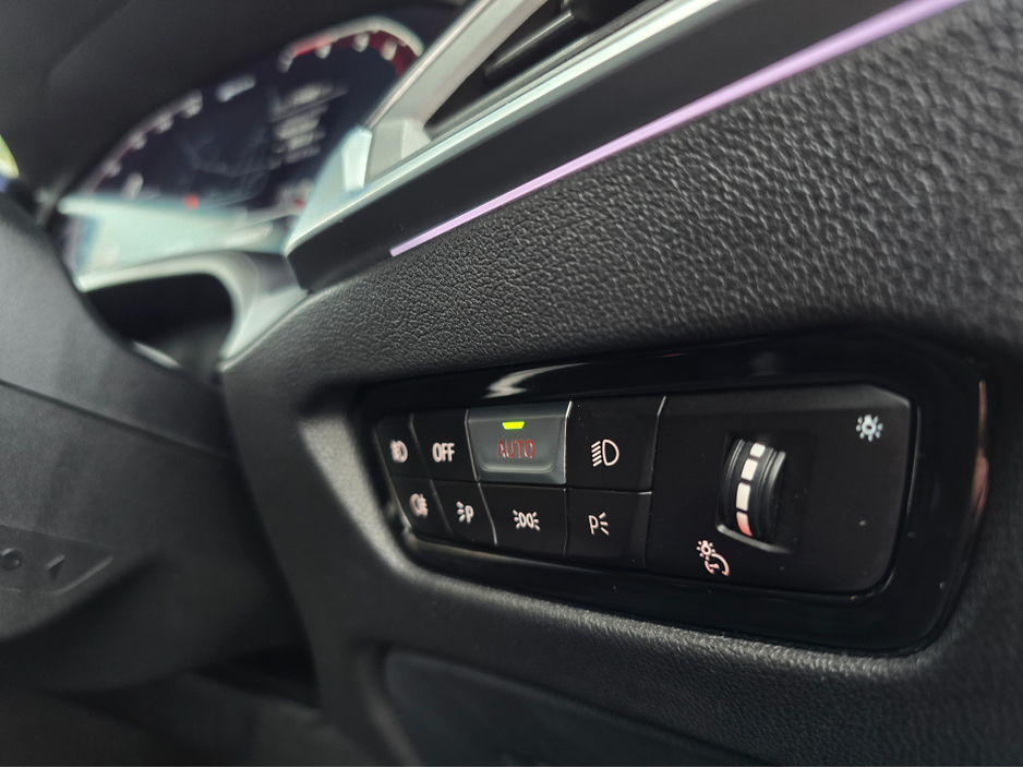 2021 BMW 3 Series - image 17