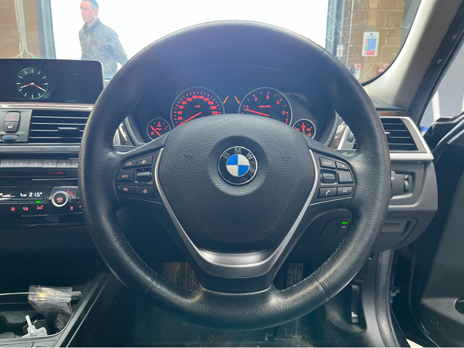 2017 BMW 3 Series 2017 BMW 320D 2.0 AUTOMATIC / CRUISE CONTROL / REVERSE CAMERA / ELECTRIC MEMORY & HEATED SEATS AND MORE