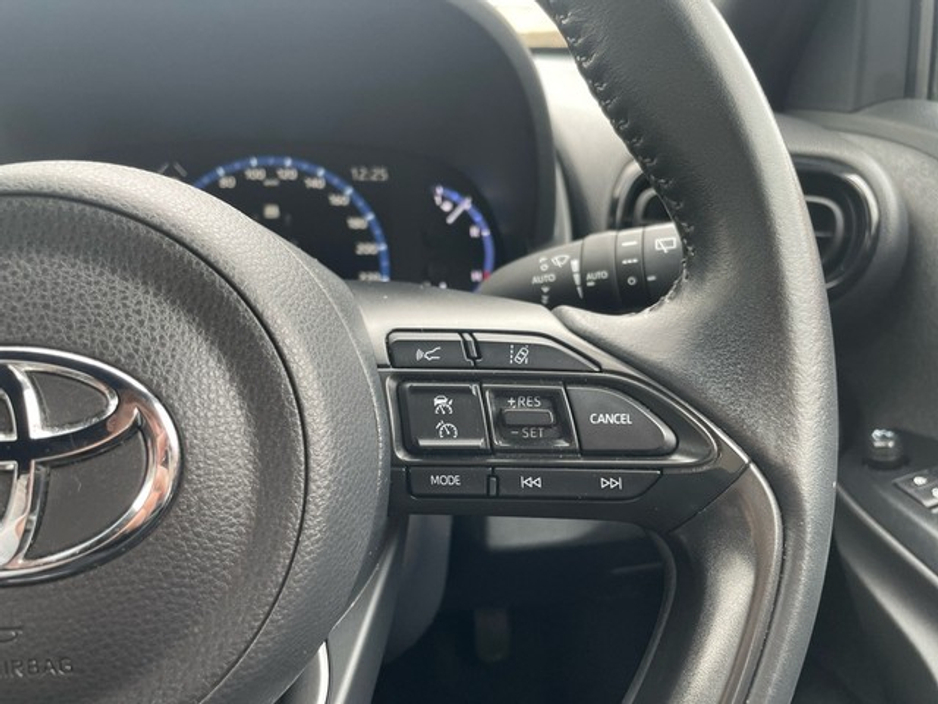 2022 Toyota Yaris Cross - image 12