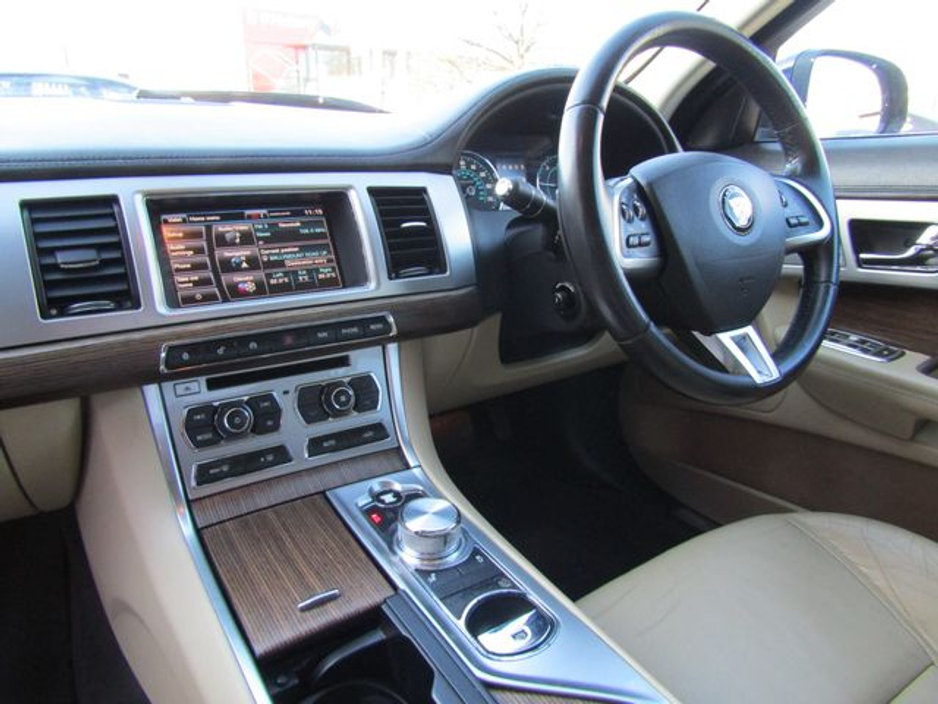 2014 Jaguar XF - image 10