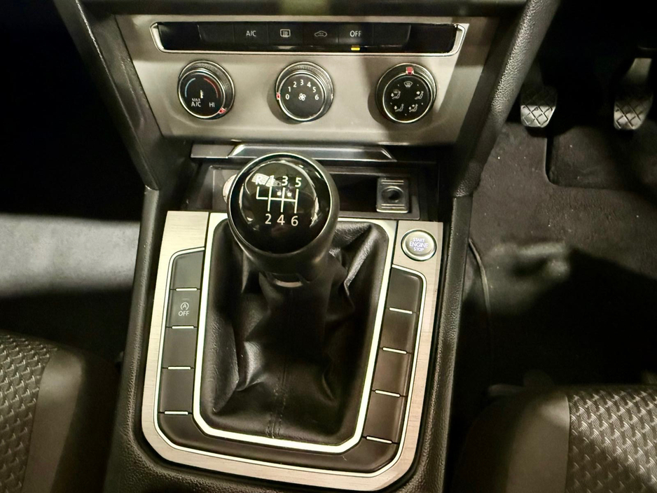 2016 Volkswagen Passat - image 10