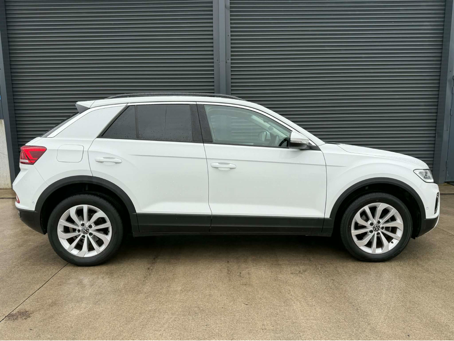 2024 Volkswagen T-Roc - image 3