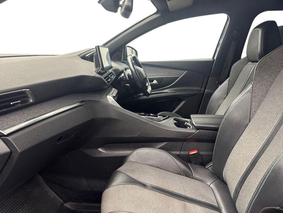 2024 Peugeot 5008 - image 2