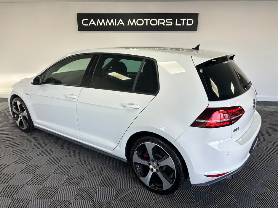 2015 Volkswagen Golf - image 3