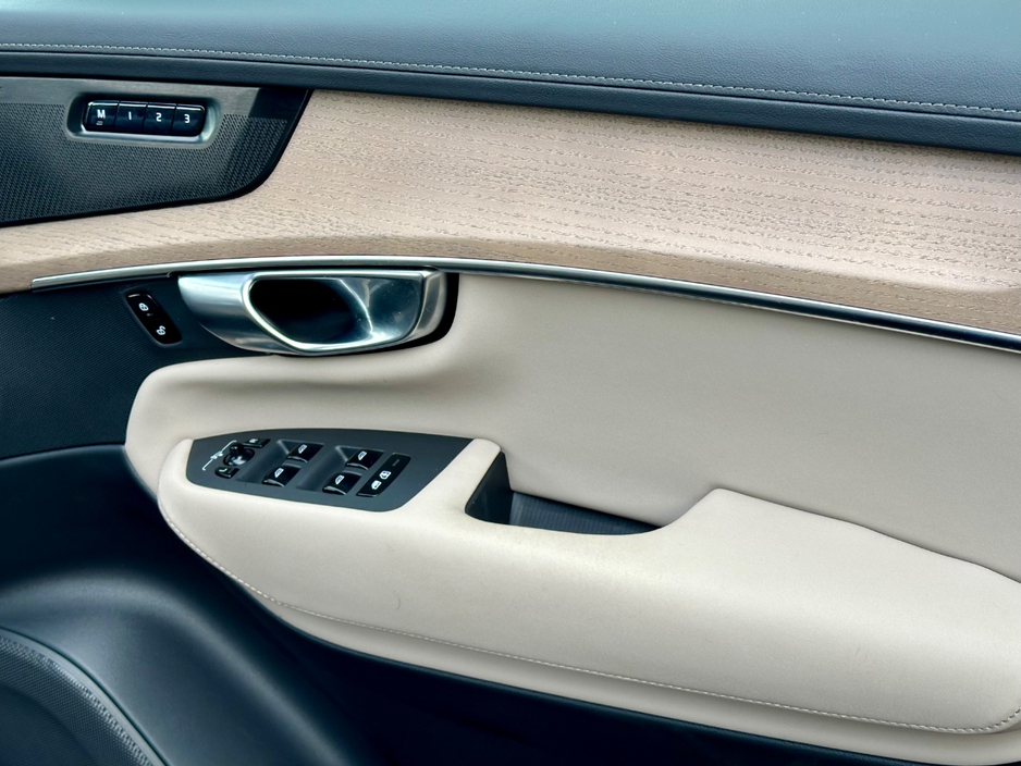 2025 Volvo XC90 - image 6