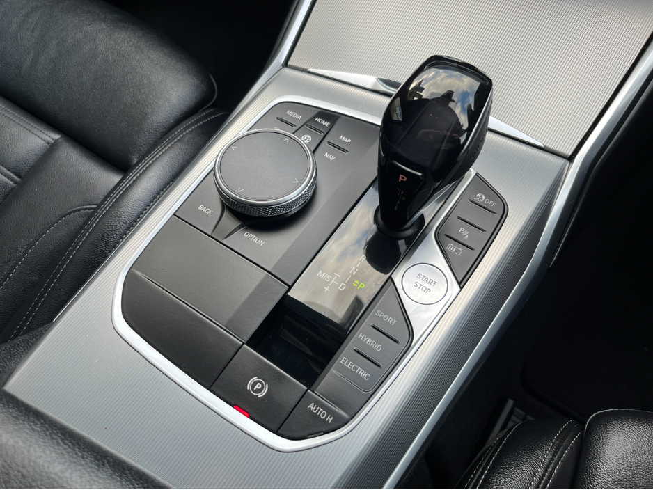 2019 BMW 3 Series 330e M-SPORT AUTOMATIC 2.0 PETROL PLUG IN HYBRID //REVERSE CAMERA//SAT NAV//FULL LEATHER HEATED SEATS// €26,950