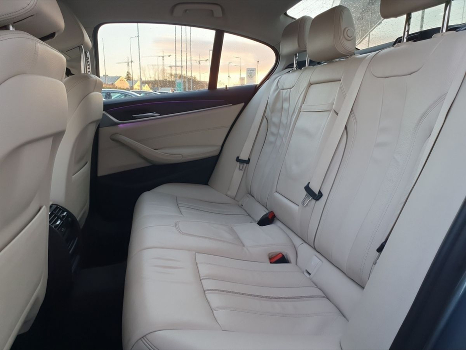 2021 BMW 5 Series - image 20