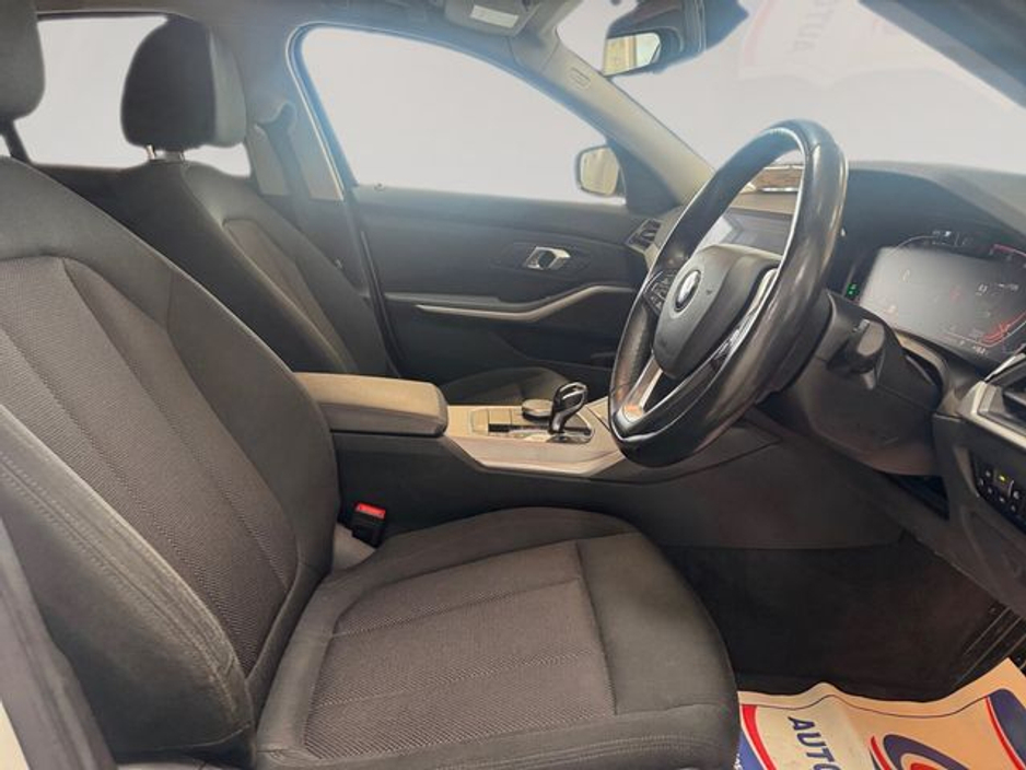 2019 BMW 3 Series - image 11