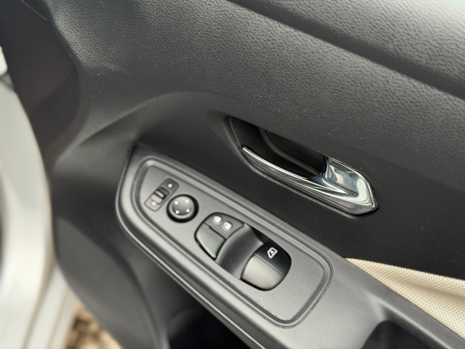 2017 Nissan Micra - image 9