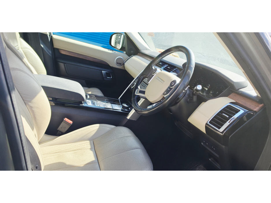 2018 Land Rover Discovery - image 6