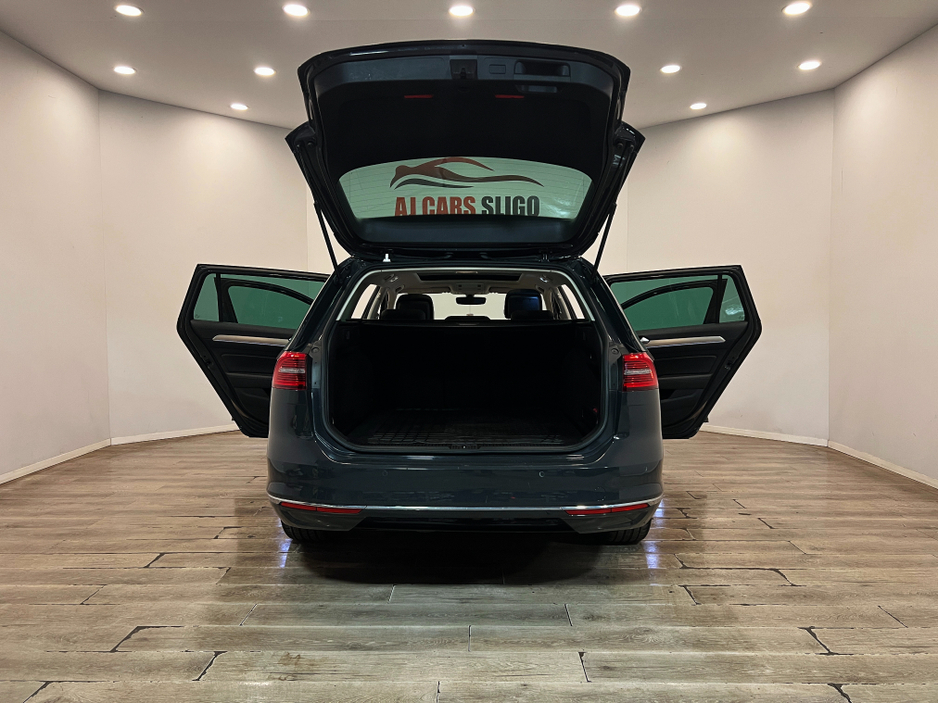 2018 Volkswagen Passat - image 5