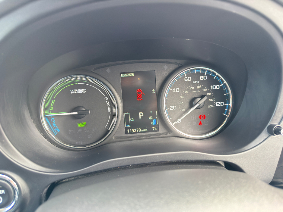 2016 Mitsubishi Outlander - image 26