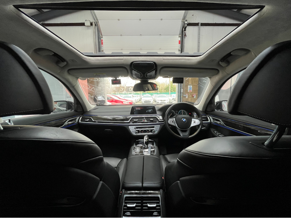 2016 BMW 7 Series - image 26