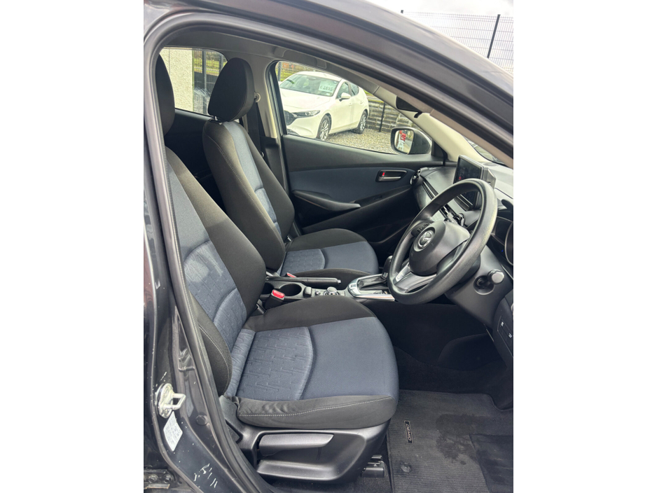 2014 Mazda Demio - image 7