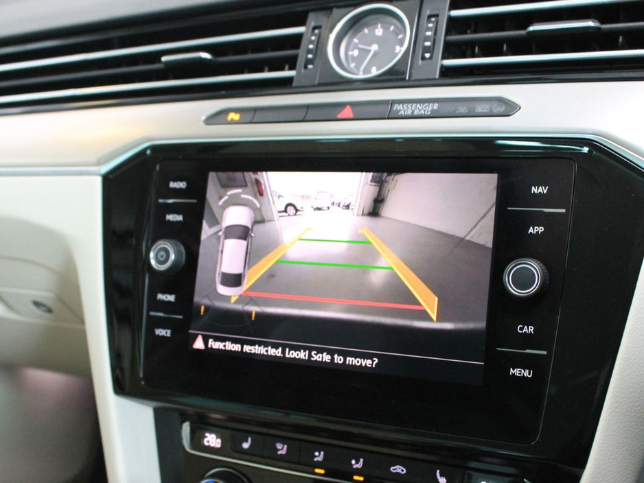 2018 Volkswagen Passat - image 18